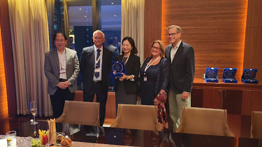 إيف وانغ (في الوسط) تحصل على جائزة الورقة الذهبية للابتكار عن جهاز VAPORESSO COSS
