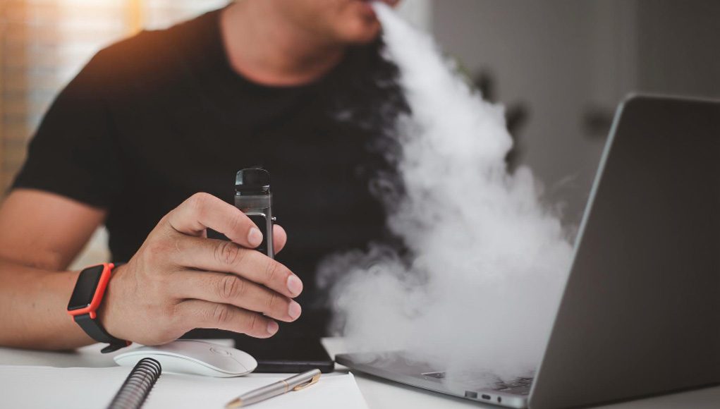 تأثير بخار السجائر الإلكترونية على الأجهزة من حولك