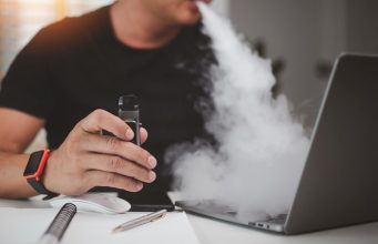 تأثير بخار السجائر الإلكترونية على الأجهزة من حولك