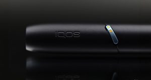 تضيء مصابيح LED باللون الأصفر أو البرتقالي في جهاز IQOS