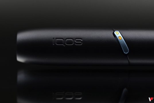 تضيء مصابيح LED باللون الأصفر أو البرتقالي في جهاز IQOS