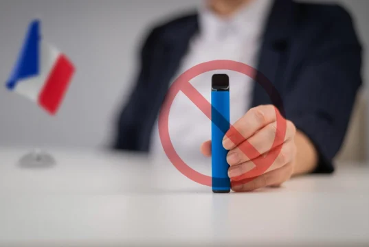 فرنسا تحظر السجائر الإلكترونية ذات الاستخدام الواحد