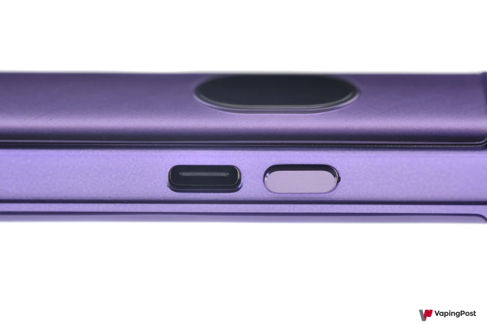 على أحد جانبي بود Xros 5، يوجد منفذ USB-C