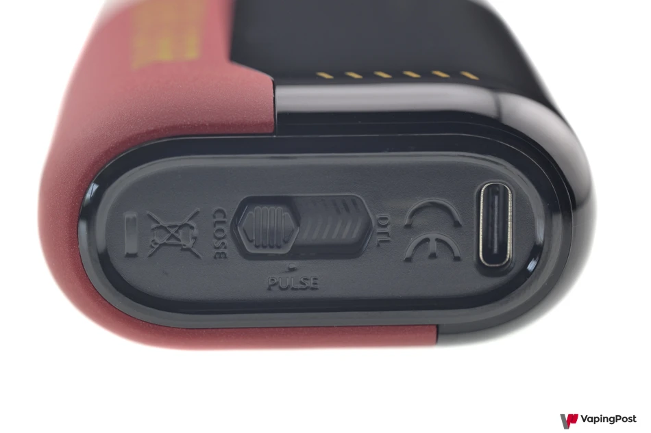 يوجد في قاعدة جهاز Pulse X منفذ USB-C
