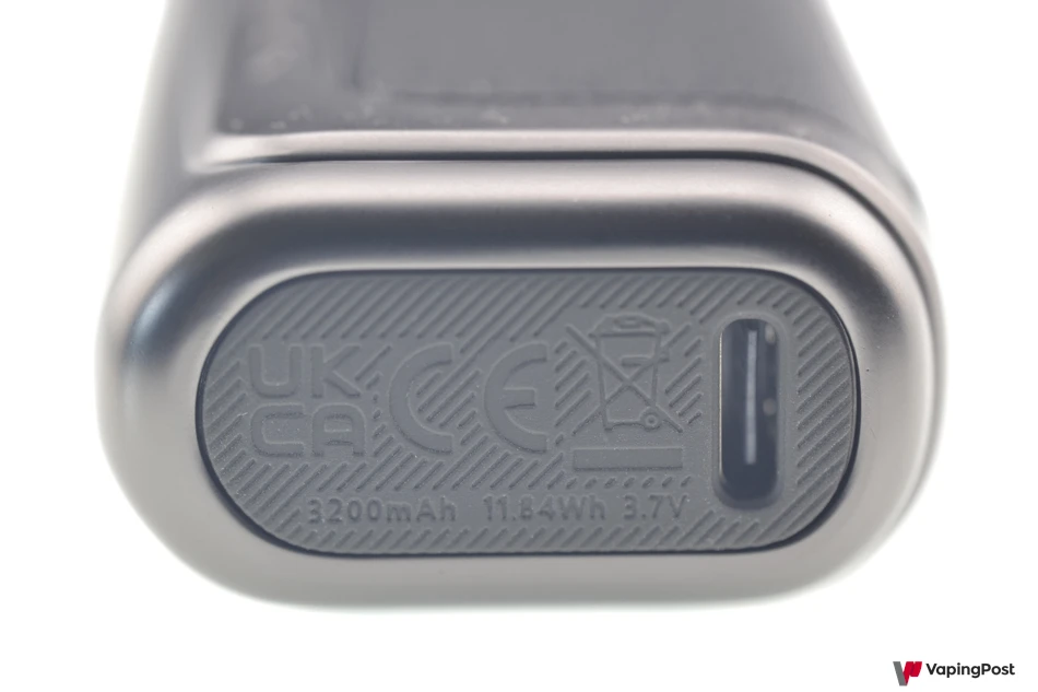 في قاعدة بود Coolfire P60، يوجد منفذ USB-C