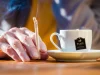 الشاي الساخن مع التدخين... مزيج يضاعف خطر السرطان