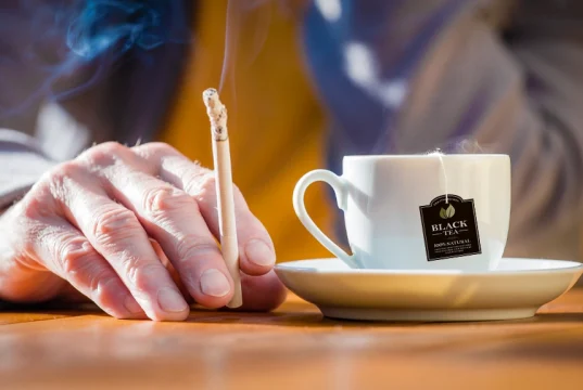 الشاي الساخن مع التدخين... مزيج يضاعف خطر السرطان