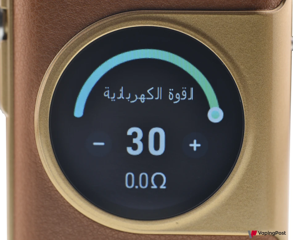 الشاشة ملونة وتعمل باللمس