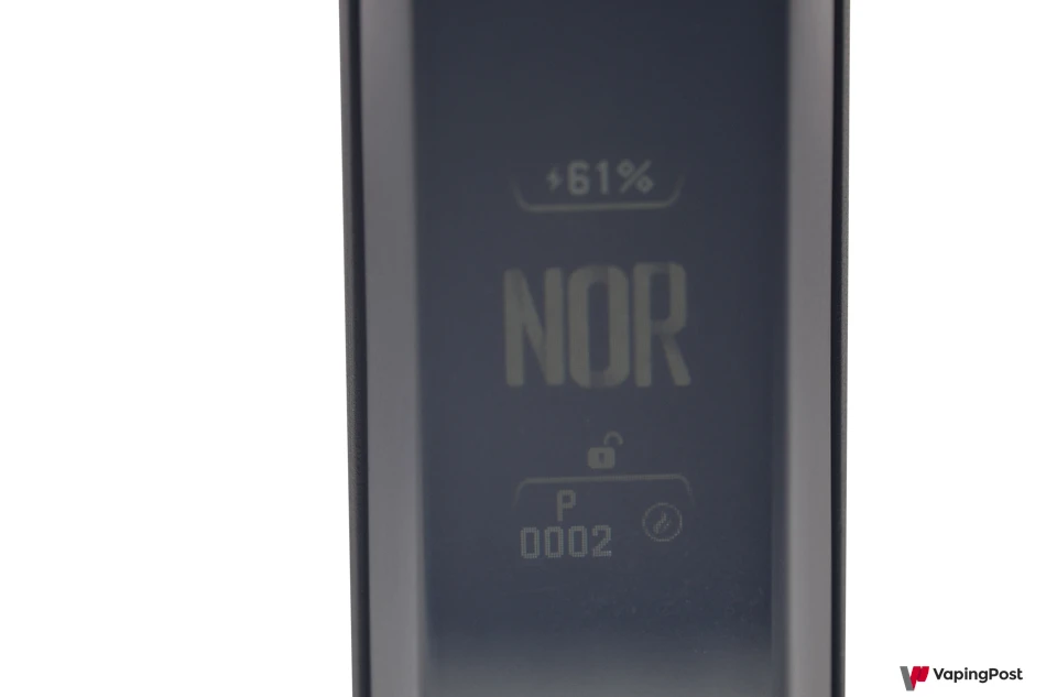 الشاشة مدمجة أسفل اللوحة الرئيسية للجهاز