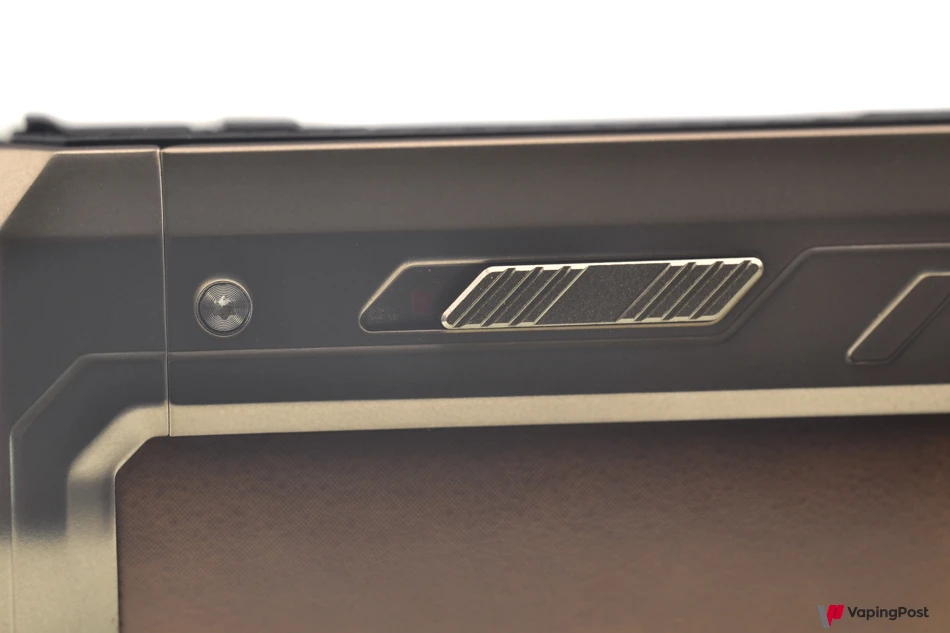 على جانب طقم Armour Ultra، يوجد زر مخصص لقفل الجهاز