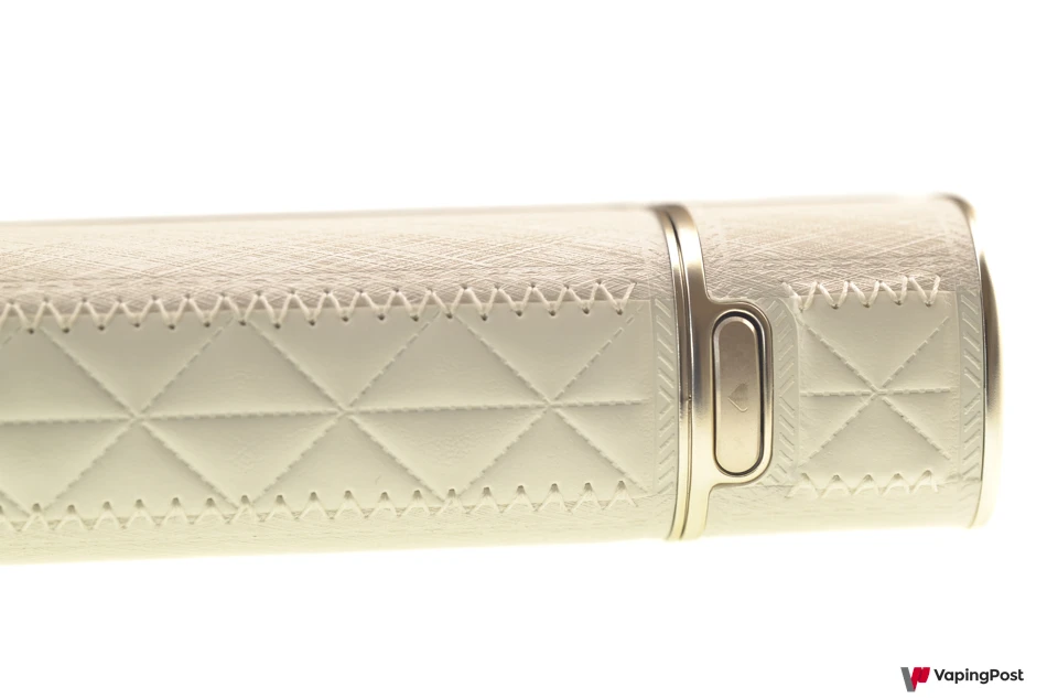 يوجد زر في الجزء الخلفي من طقم Drag X3 مخصص لفتح حجرة البطارية