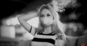 هل فقدت امرأة امريكية قدرتها على الكلام “بسبب السجائر الإلكترونية