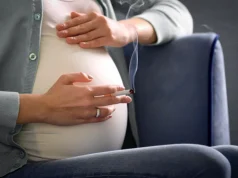 عندما يصبح النيكوتين آمنًا كدواء وخطيرًا كبديل: تناقض إرشادات الحمل في سياسات الصحة العامة