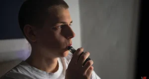 السجائر الإلكترونية تحل محل التدخين التقليدي