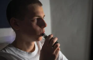 السجائر الإلكترونية تحل محل التدخين التقليدي