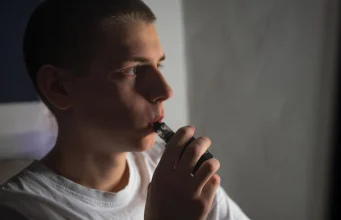 السجائر الإلكترونية تحل محل التدخين التقليدي