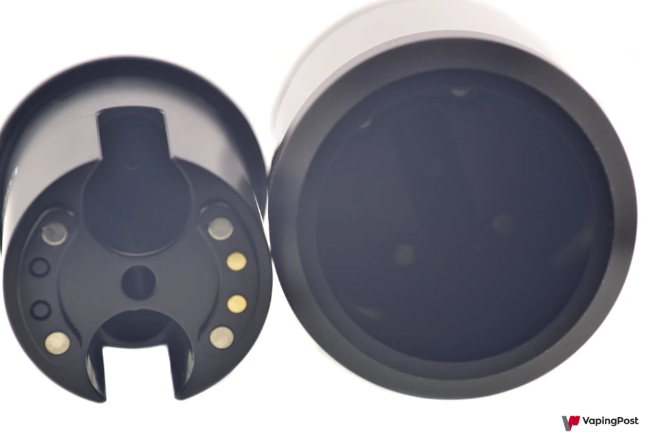 أسفل شيشة Lodestone LC Lite، توجد موصلات تسمح بالتوصيل الكهربائي