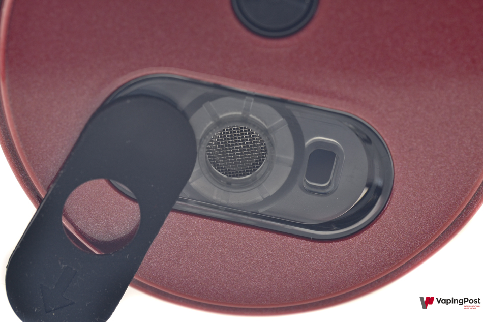 غطاء سيليكون عملي، تحته منفذ تعبئة السائل الإلكتروني ضمن خزان بسعة تصل إلى 30 مل