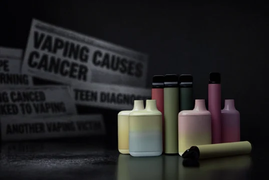 شابة بريطانية تدعي انها أُصيبت بسرطان الرئة بسبب السجائر الإلكترونية