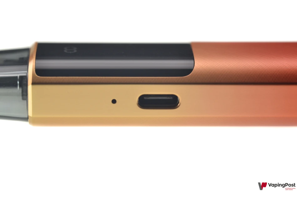 وجد منفذ USB-C المخصص لإعادة شحن البطارية المدمجة بسعة 1650 مللي أمبير
