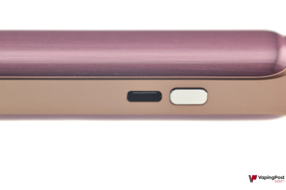 على أحد جانبي بود Pixo Max يوجد منفذ USB-C
